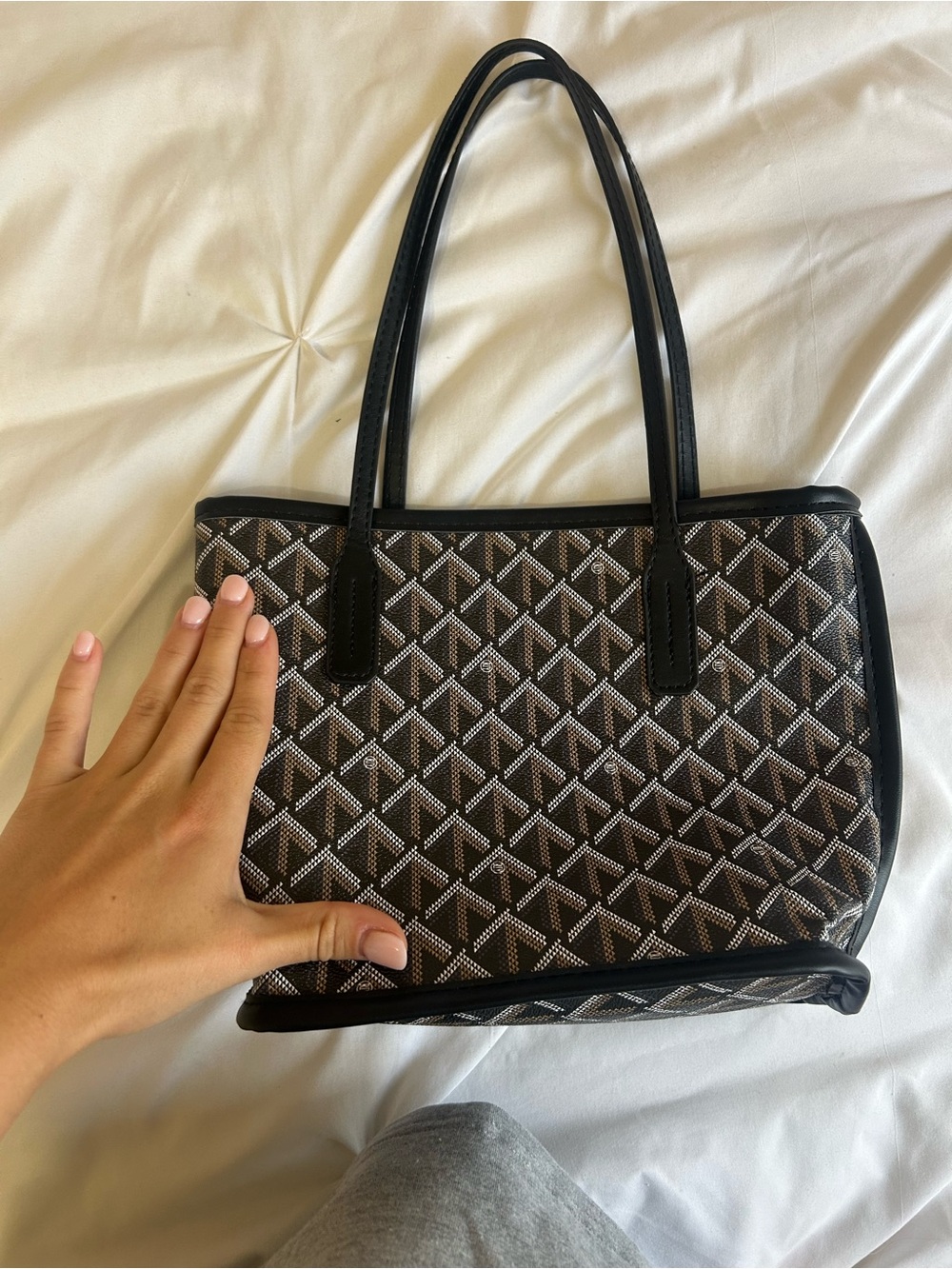 Trendy pattern shoulder bag